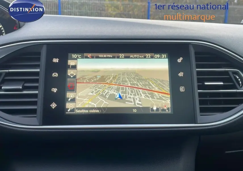 Écran central tactile du tableau de bord de la Peugeot 308 gris Artense, affichant la navigation GPS en extérieur.
