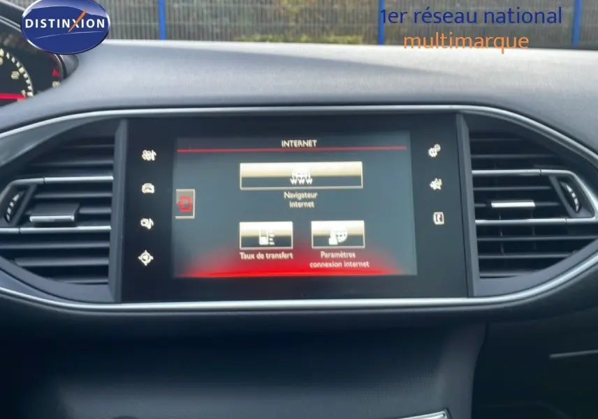 Écran tactile central affichant les options internet dans l’habitacle d’une Peugeot 308 gris Artense, vue de face.