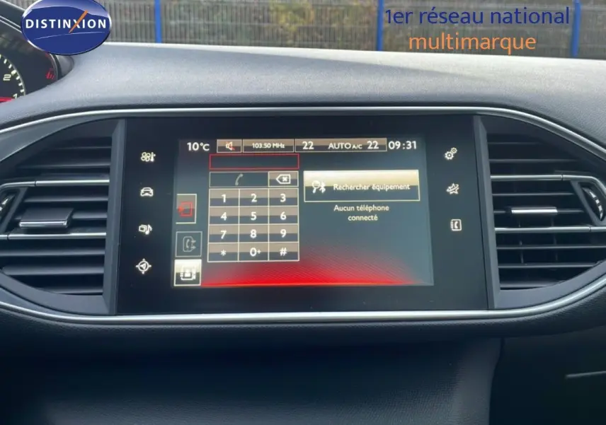 Écran tactile central du tableau de bord de la Peugeot 308 gris Artense, affichant le menu téléphone et climatisation.