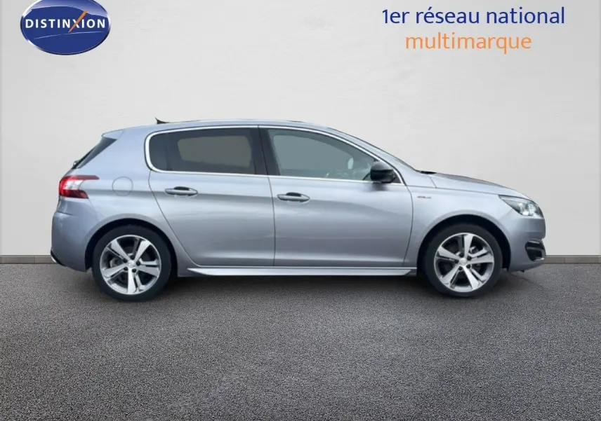 Profil latéral droit d'une Peugeot 308 gris Artense de 2017, avec jantes alliage et cinq portes visibles.