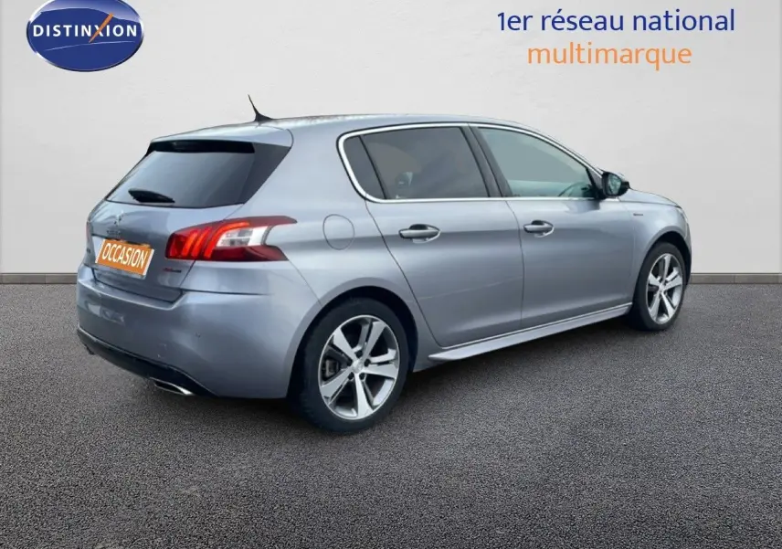 Vue 3/4 arrière droite d'une Peugeot 308 gris Artense avec feux LED et jantes alliage cinq branches.
