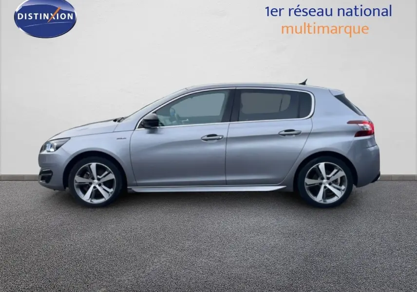 Vue latérale droite d'une Peugeot 308 gris Artense de 2017, finition GT Line avec jantes alliage distinctives.