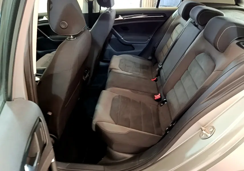 Vue intérieure côté droit sur la banquette arrière en tissu gris foncé d'une Volkswagen Golf gris clair 2017