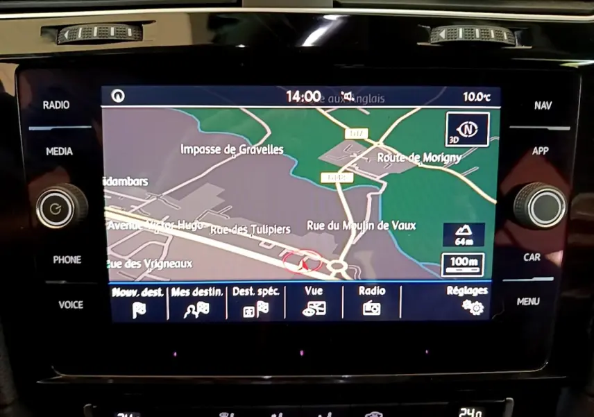 Écran tactile de navigation 8 pouces de la Volkswagen Golf 1.6 TDI 2017 affichant une carte routière détaillée.