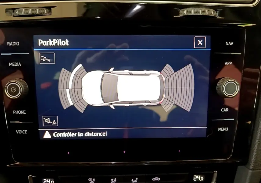 Écran tactile central affichant le système ParkPilot de la Volkswagen Golf 1.6 TDI 2017 avec alertes de distance.