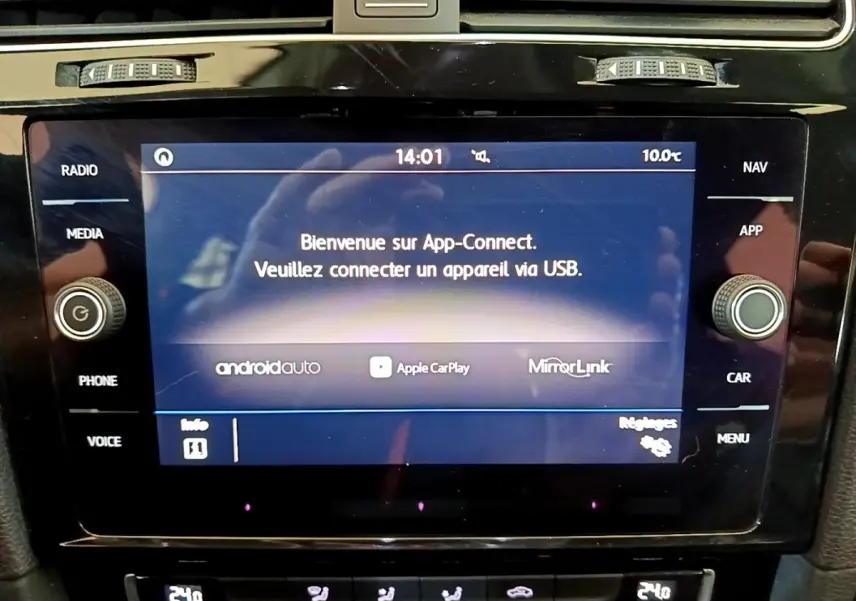 Écran tactile central de la Volkswagen Golf gris clair 2017 affichant App-Connect avec options Android Auto, Apple CarPlay et MirrorLink.