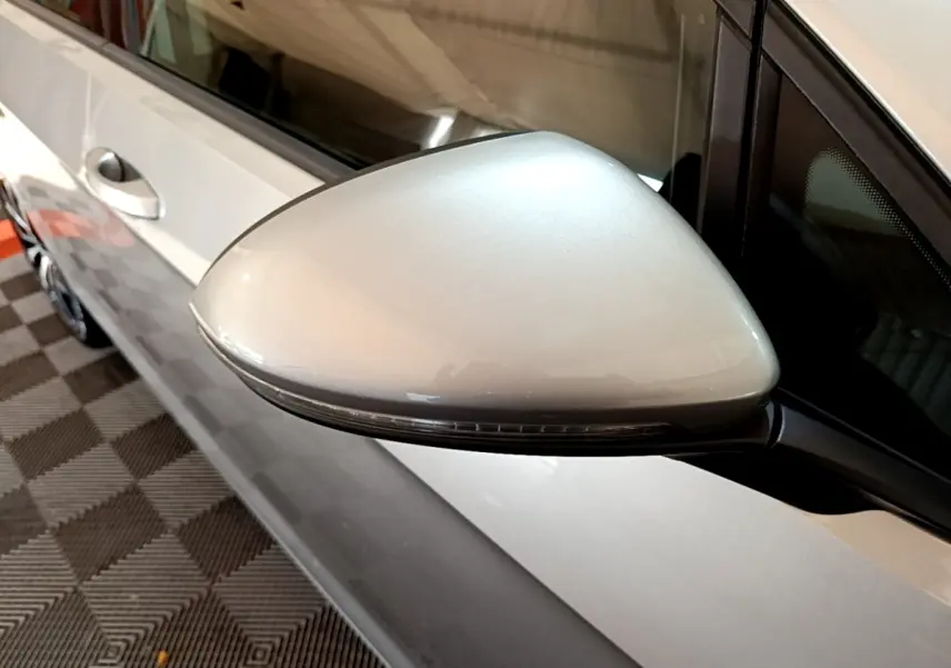 Rétroviseur côté gauche gris clair de la Volkswagen Golf 1.6 TDI 2017 avec clignotant intégré, vue rapprochée.