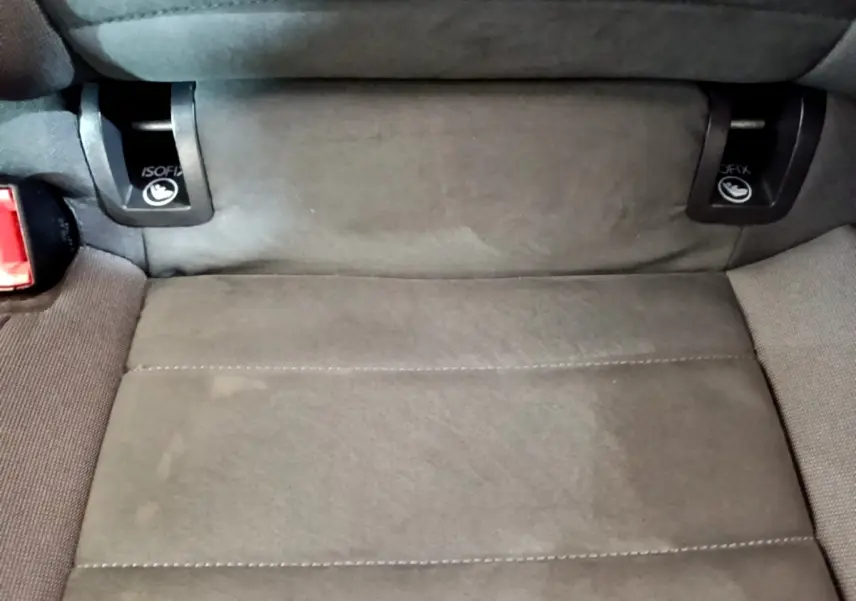 Gros plan sur l'assise arrière grise avec fixations ISOFIX visibles d'une Volkswagen Golf 1.6 TDI 2017.