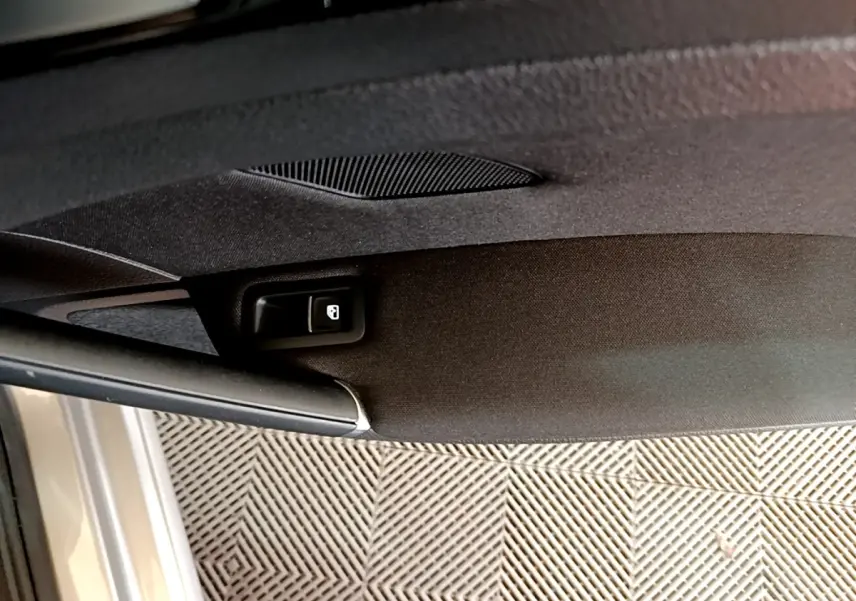 Détail du bouton de verrouillage sur la garniture intérieure de porte d’une Volkswagen Golf gris clair vue côté gauche.