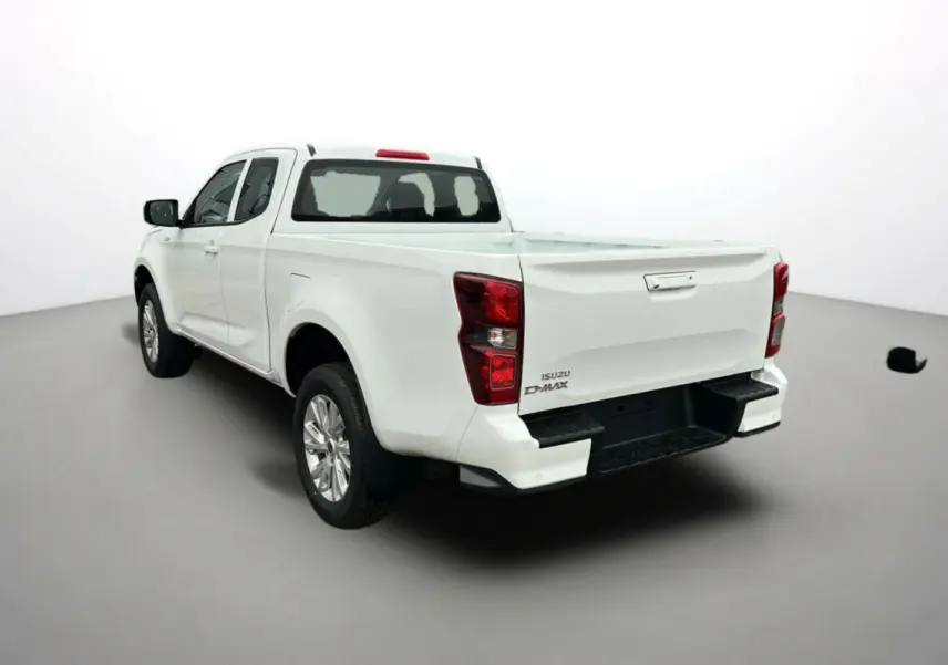 Vue 3/4 arrière droite d'un pick-up Isuzu D-MAX blanc Splash white avec cabine Space Cab et jantes alu 18 pouces.