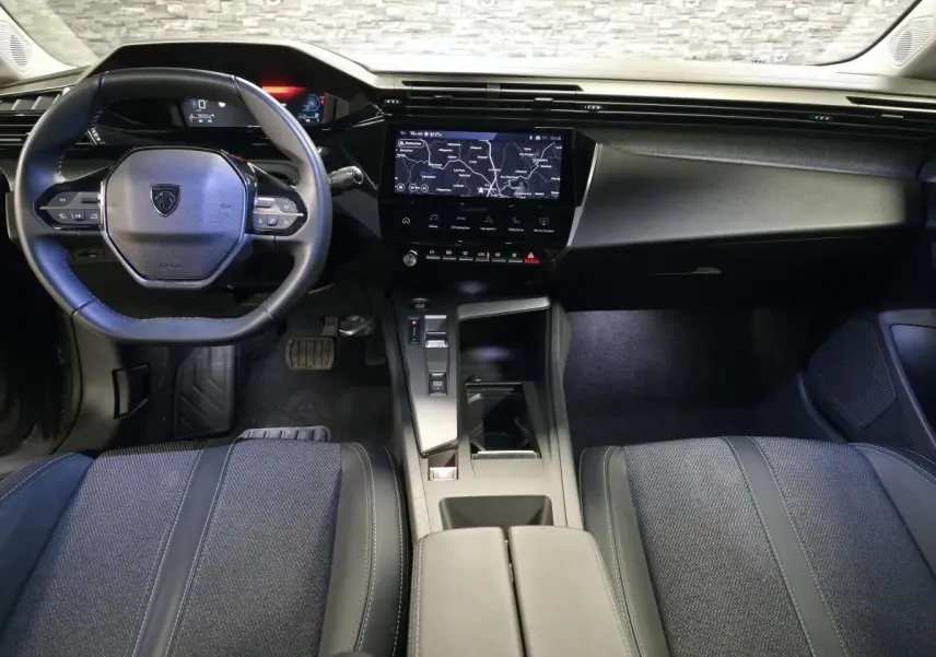 Vue intérieure avant du Peugeot 408 gris, avec tableau de bord numérique et écran tactile central 10 pouces.