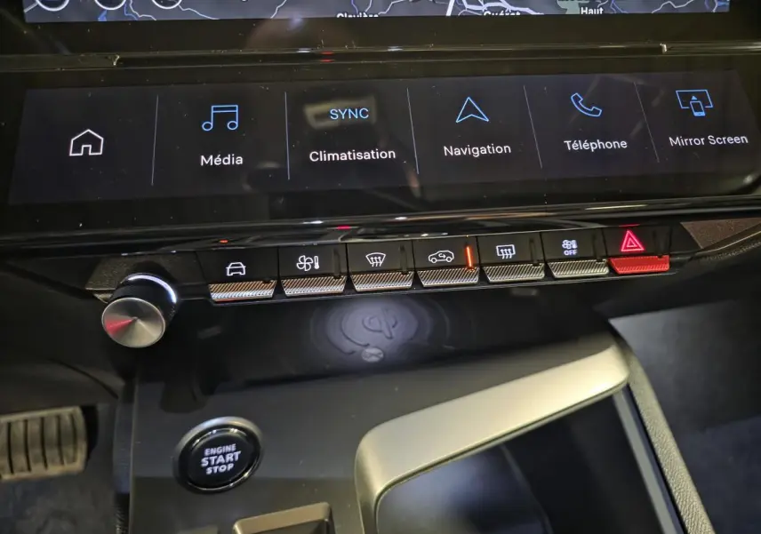 Vue rapprochée de la console centrale du Peugeot 408 gris, avec écran tactile 10 pouces et commandes tactiles.