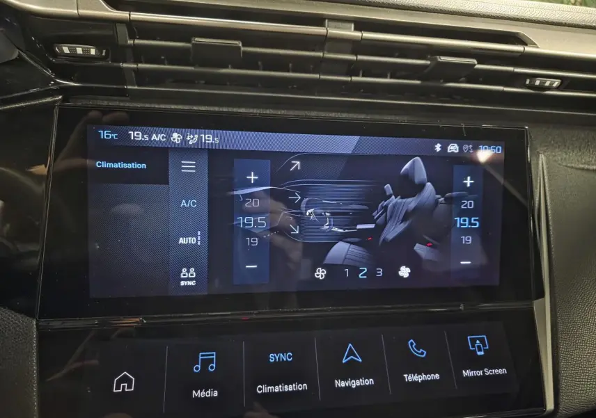 Écran tactile central du tableau de bord du Peugeot 408 gris, affichant les réglages de climatisation et navigation.