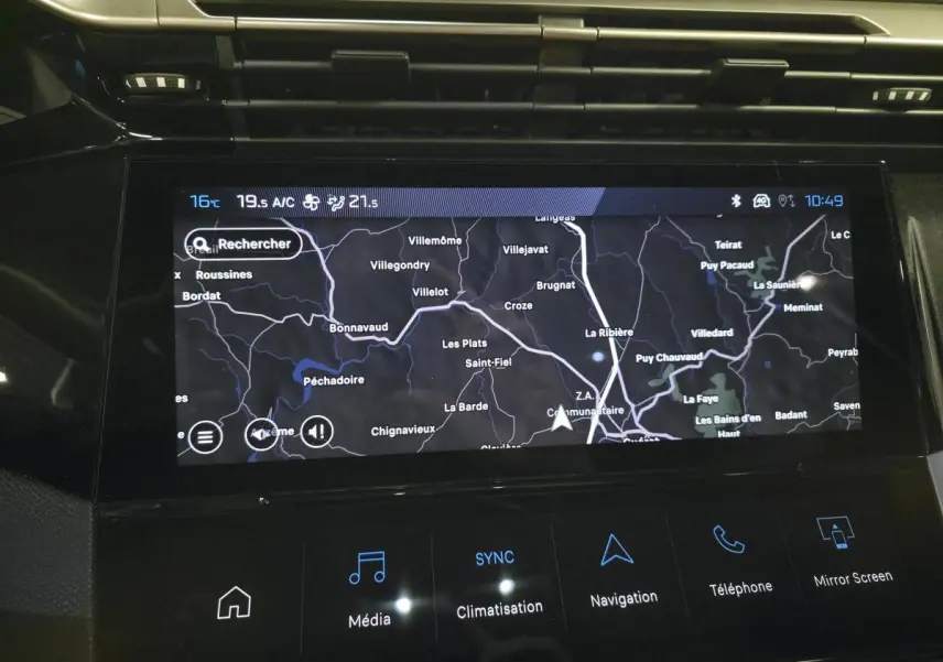 Écran tactile central 10'' affichant la navigation dans l’habitacle d’une Peugeot 408 gris, vue de face.