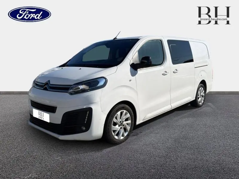 Vue 3/4 avant droit d'un Citroën Jumpy XL blanc Banquise avec vitres arrière teintées et jantes alu.