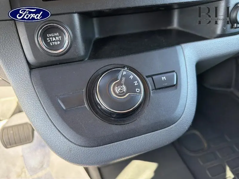 Bouton rotatif de boîte automatique et bouton start/stop dans l'habitacle d'un Citroën Jumpy blanc Banquise, vue rapprochée.