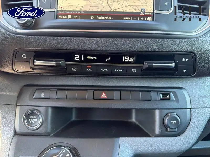 Détail du tableau de bord du Citroën Jumpy blanc Banquise 2021, montrant la climatisation automatique bi-zone et commandes centrales.