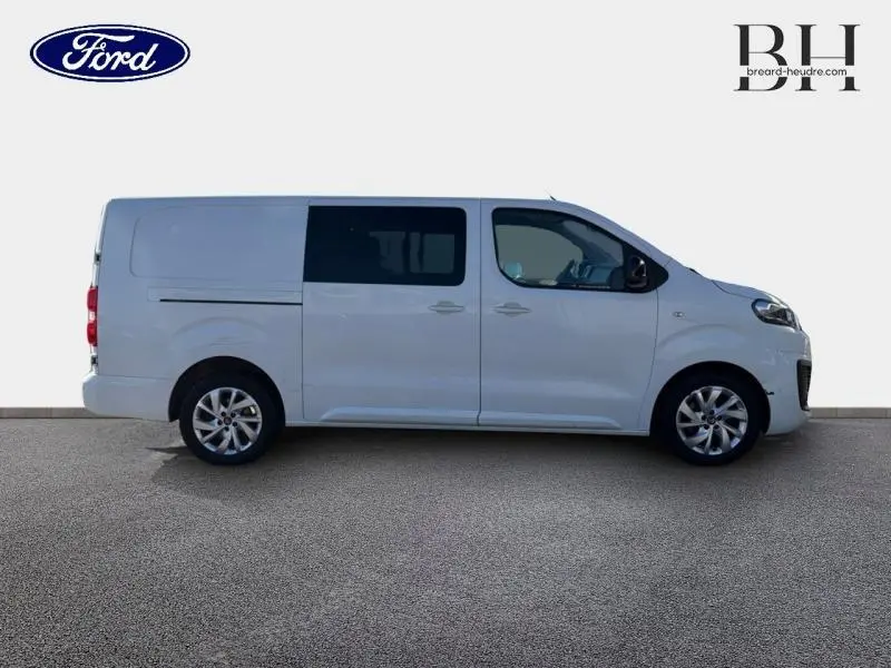 Vue de profil droit du Citroën Jumpy XL blanc Banquise avec vitres arrière surteintées et jantes alu.