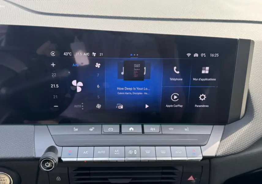 Vue rapprochée de l’écran tactile central de l’Opel Astra 2024 gris, affichant la climatisation et les options multimédia.