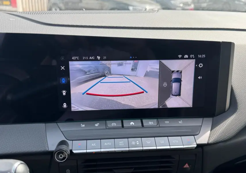 Vue intérieure de l'écran multimédia de l'Opel Astra gris 2024 montrant la caméra de recul et l'affichage 360° du véhicule.
