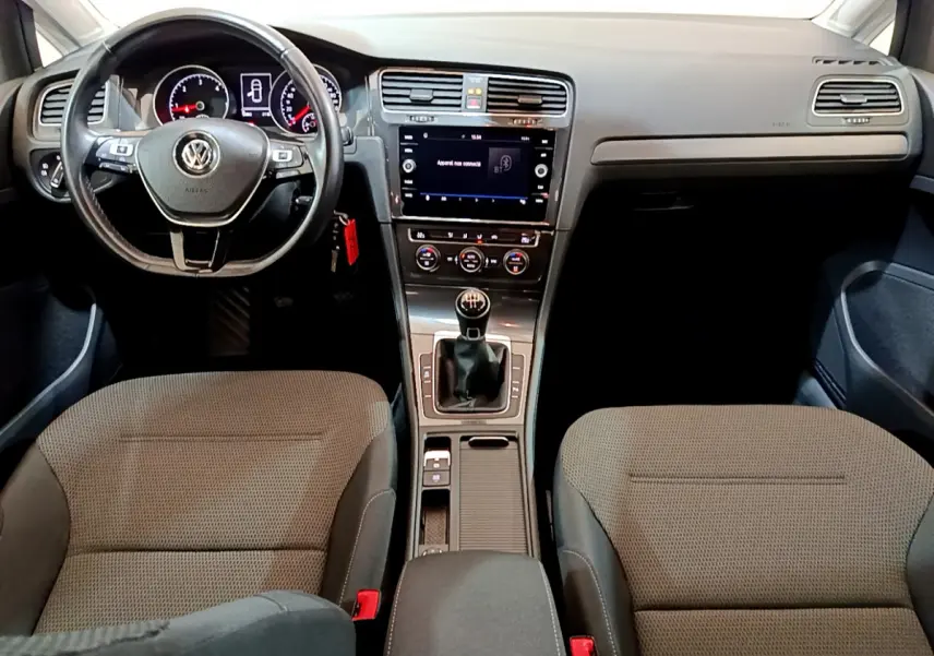 Intérieur Volkswagen Golf 2018 vue avant, tableau de bord noir avec volant cuir et boîte manuelle visible