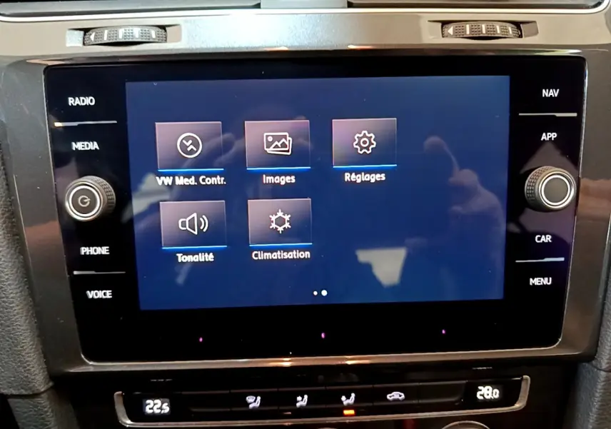 Écran tactile central de la Volkswagen Golf 2018 affichant les options multimédia et climatisation, intérieur noir.