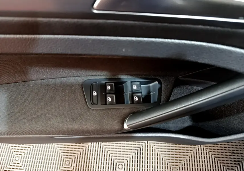 Panneau de porte côté gauche noir avec commandes des vitres électriques sur Volkswagen Golf 2018.