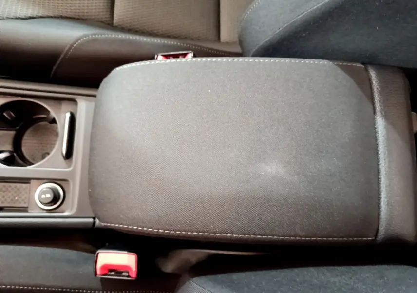 Accoudoir central noir et console avant avec porte-gobelets à l'intérieur d'une Volkswagen Golf 2018