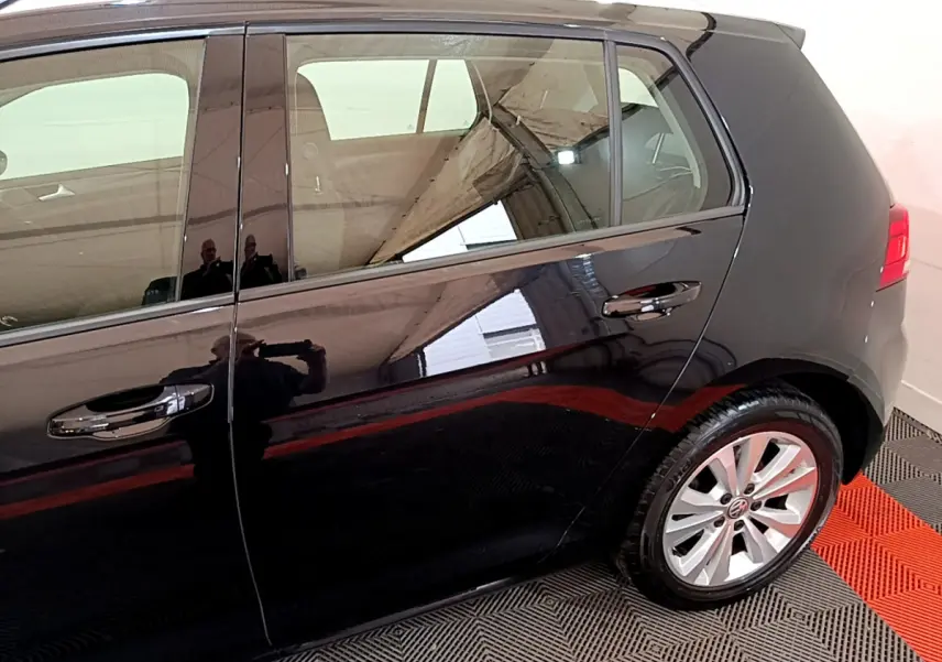 Profil côté gauche de la Volkswagen Golf noire 2018, mettant en valeur les portières et la jante alliage arrière.