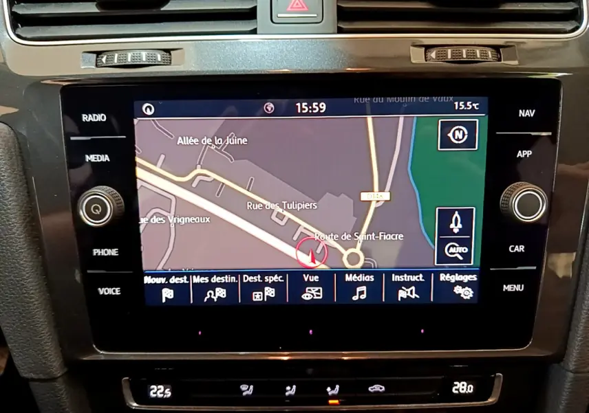 Écran tactile central affichant la navigation GPS dans l'habitacle d'une Volkswagen Golf noire de 2018.