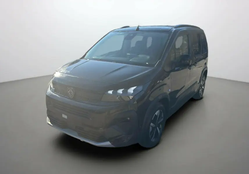 Peugeot Rifter Noir Perla Nera 2025 en 3/4 avant droit avec jantes alu et barres de toit visibles.
