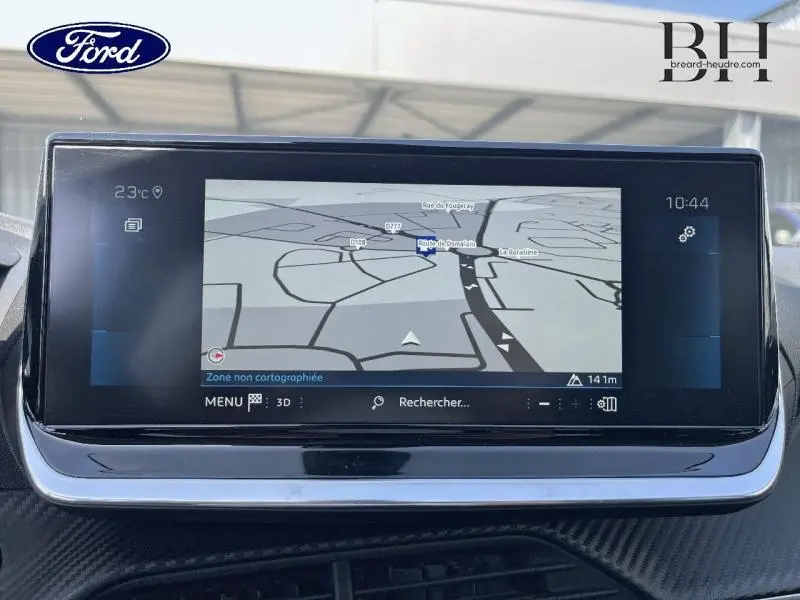 Écran tactile central du système de navigation de la Peugeot 208 blanc Banquise, vue frontale rapprochée.