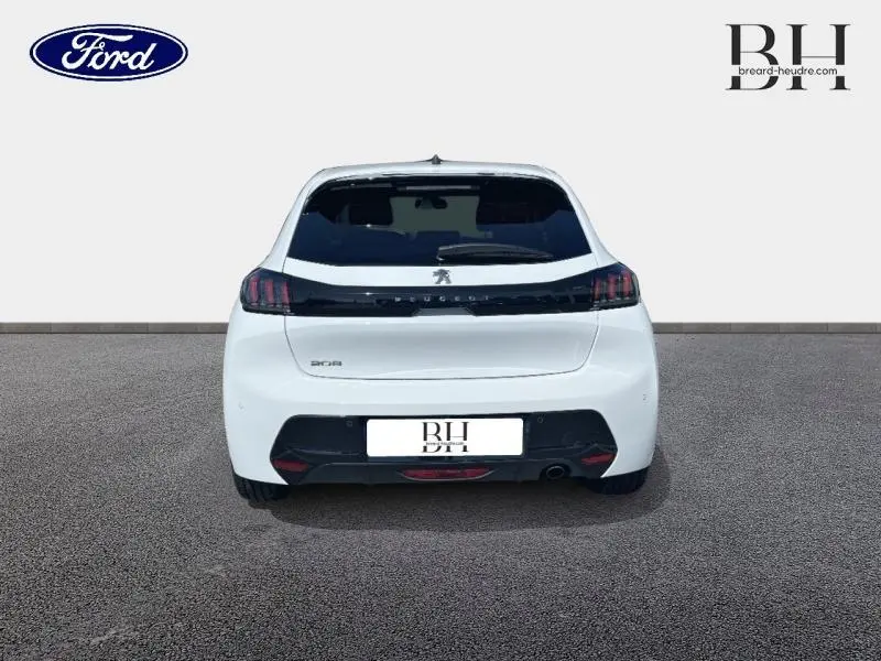 Vue arrière d'une Peugeot 208 blanche Banquise avec feux arrière LED et lunette arrière teintée.
