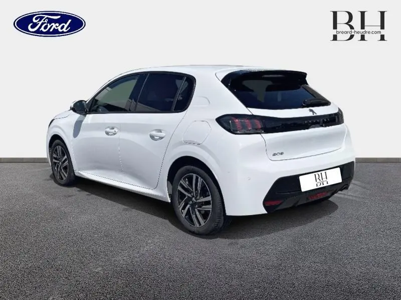 Vue 3/4 arrière droite d'une Peugeot 208 blanche Banquise avec feux arrière LED et jantes alliage.