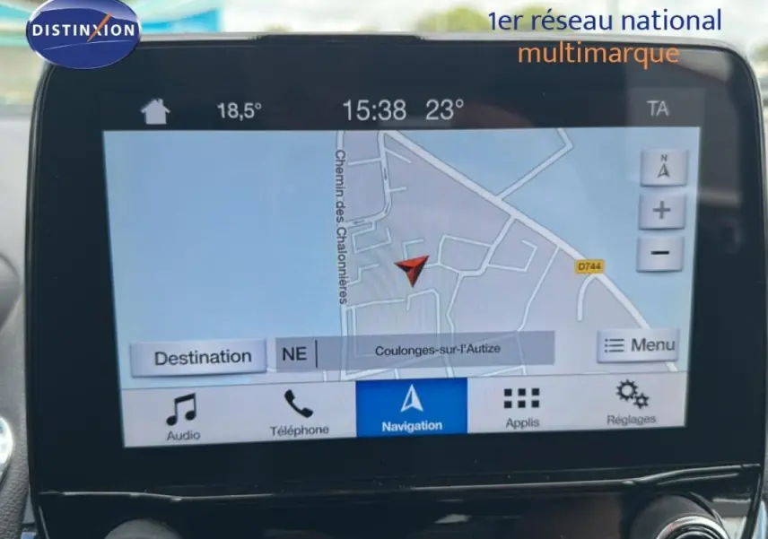 Écran tactile du GPS de la Ford EcoSport gris clair, vue rapprochée du système de navigation en fonctionnement.