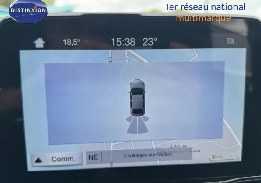 Écran tactile du GPS montrant la vue aérienne du Ford EcoSport gris clair en stationnement.