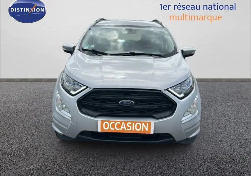 Vue frontale d'un Ford EcoSport gris clair 2018 avec calandre noire et barres de toit visibles.
