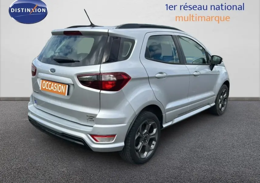 Vue 3/4 arrière droite d'un Ford EcoSport gris clair avec jantes alliage 17 pouces et barres de toit noires.