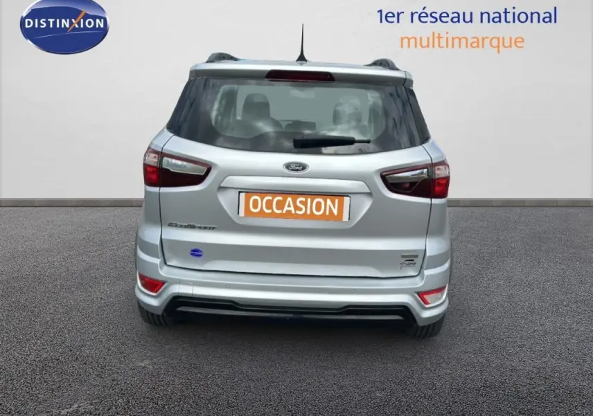 Vue arrière d'un Ford EcoSport gris clair 2018 avec barres de toit et feux arrière distinctifs.