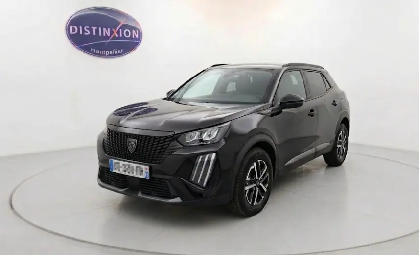 Peugeot 2008 Hybrid 145 e-DCS6 Style noir vue 3/4 avant droit, avec calandre noire et feux LED verticaux distinctifs.