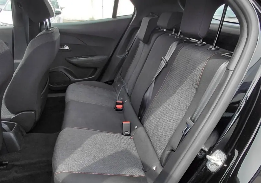 Vue intérieure côté droit des sièges arrière du Peugeot 2008 Hybrid 145 e-DCS6 Style noir 2025 avec tissu bicolore.