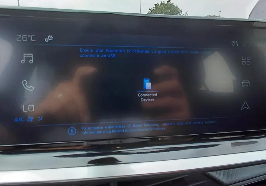 Écran tactile central du tableau de bord du Peugeot 2008 Hybrid 145 noir, affichant la connexion Bluetooth.
