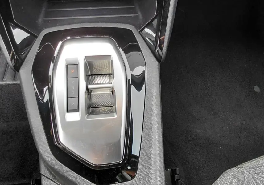 Gros plan sur la console centrale du Peugeot 2008 Hybrid 145 e-DCS6 Style 2025, avec levier de vitesses automatique noir et argent.