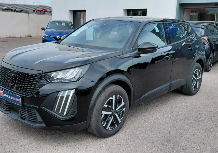 Peugeot 2008 Hybrid 145 e-DCS6 Style noir vu en 3/4 avant droit avec calandre noire et feux LED verticaux.