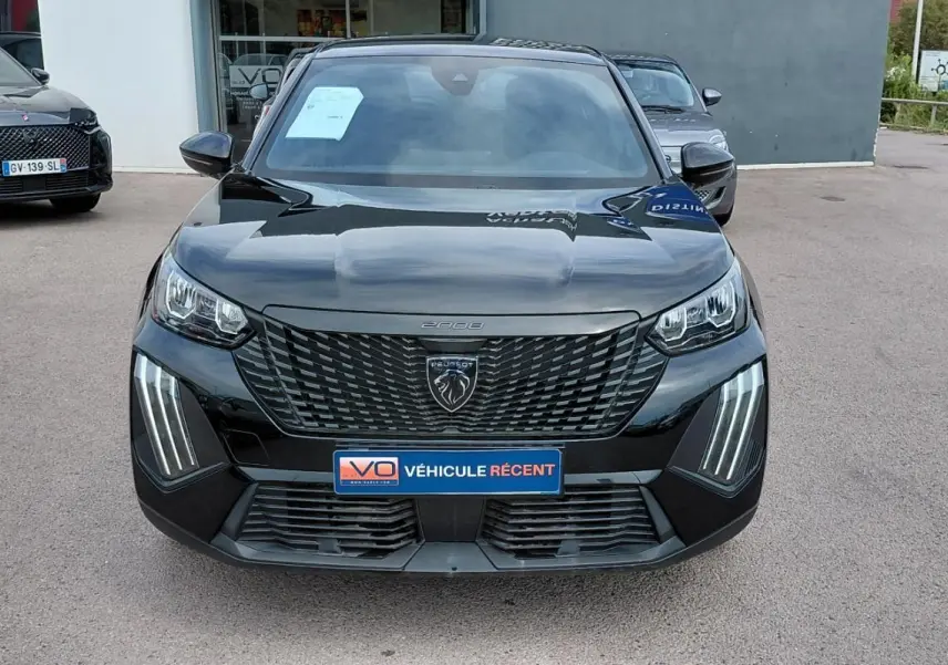 Vue de face du Peugeot 2008 Hybrid 145 e-DCS6 Style noir 2025 avec calandre distinctive et feux LED verticaux.