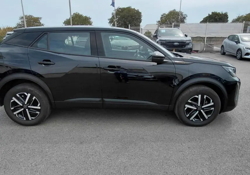 Peugeot 2008 Hybrid 145 e-DCS6 Style noir, vue de profil côté gauche, roues alliage et lignes modernes visibles.