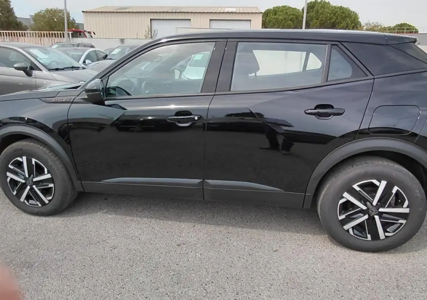 Peugeot 2008 Hybrid 145 e-DCS6 Style noir vue de profil côté gauche, avec jantes alliage distinctives.