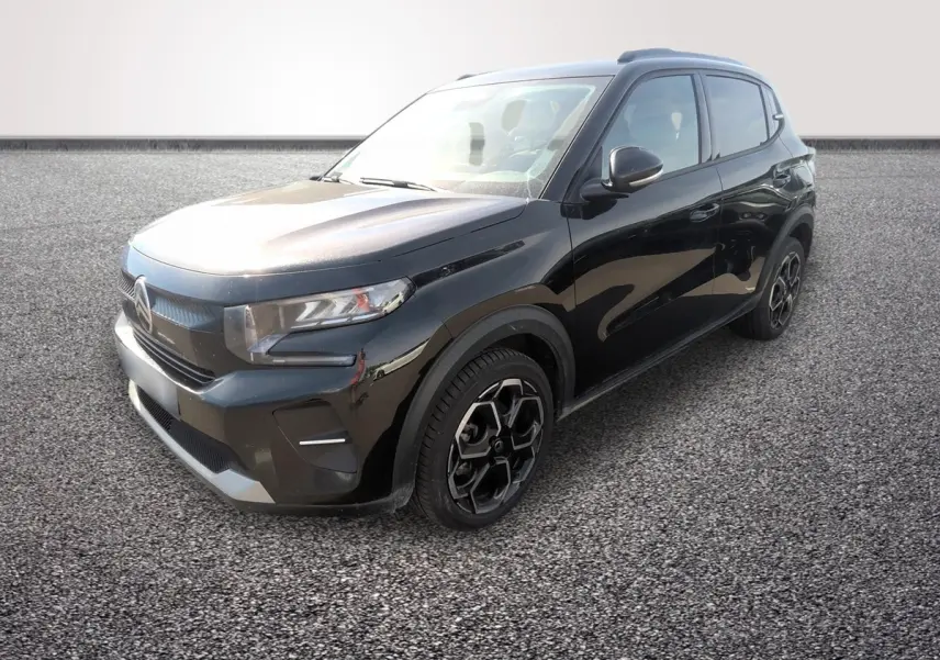 Citroën C3 Turbo 100 BVM6 noir vue 3/4 avant droit sur sol granuleux avec jantes noires distinctives.