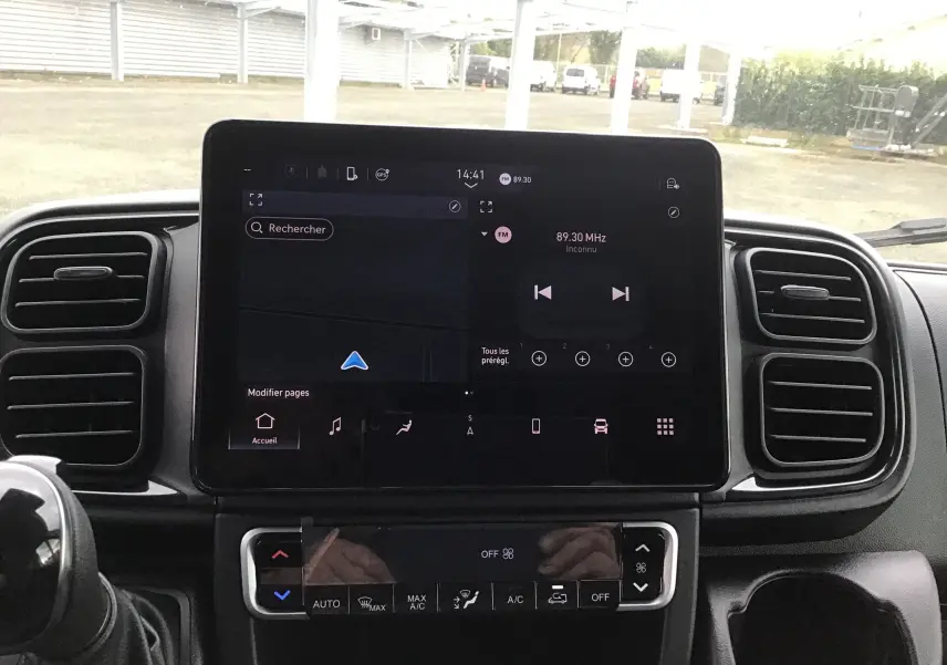 Tableau de bord du Peugeot Boxer Fourgon blanc 2025, vue frontale centrée sur l'écran tactile et commandes climatisation.