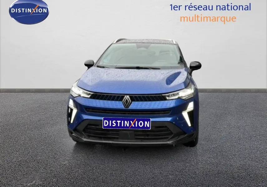 Vue de face du Renault Captur 2025 bleu Iron Metal avec calandre et feux LED distinctifs allumés.